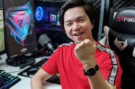 Setup Gaming Reggie Prabowo Wongkar Reggie Prabowo Wongkar di depan setup gaming