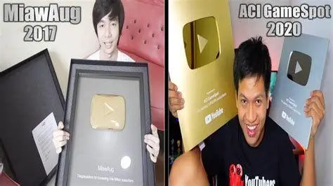 Pencapaian MiawAug YouTube MiawAug memegang Diamond Play Button