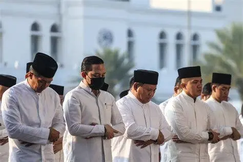 Prabowo Subianto Menjalankan Ibadah Prabowo Subianto menjalankan ibadah sholat Idul Fitri