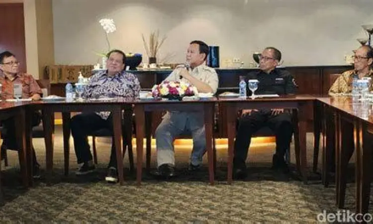 Prabowo Subianto bersama keluarga besar dalam suasana harmonis