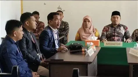 Persidangan Administrasi Pemilu Suasana sidang sengketa pemilu di Bawaslu