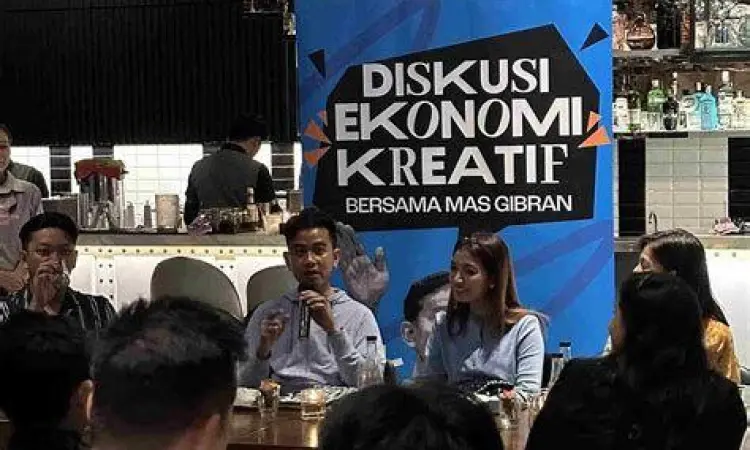 Gibran Rakabuming Raka berdiskusi mengenai pengembangan ekonomi kreatif