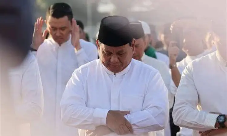 Identitas Islam Prabowo Prabowo Subianto saat menjalankan ibadah