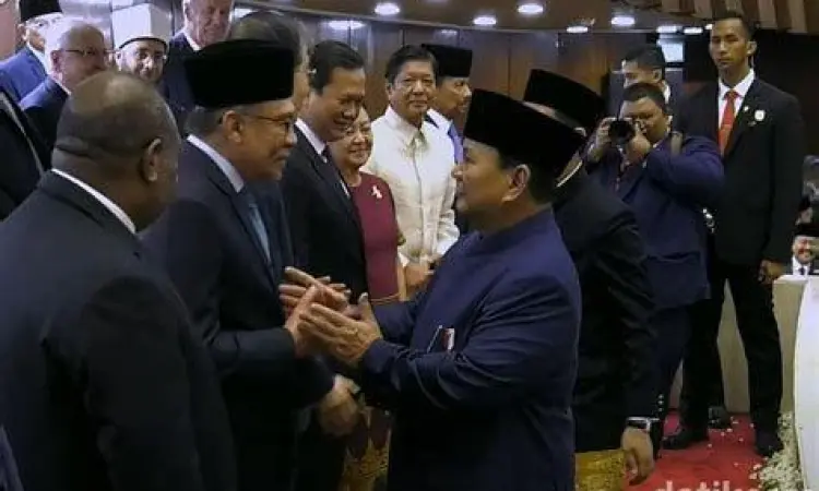 Tamu kenegaraan bersalaman dengan Prabowo Subianto