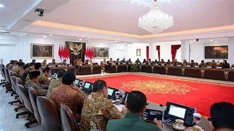 Rapat Kabinet Merah Putih Suasana rapat kabinet merah putih di Istana Negara