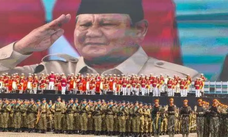 Prabowo dan Nasionalisme Prabowo Subianto dengan latar belakang bendera merah putih