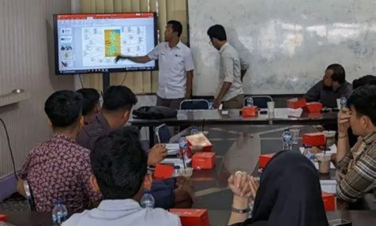 Mahasiswa berdiskusi tentang politik