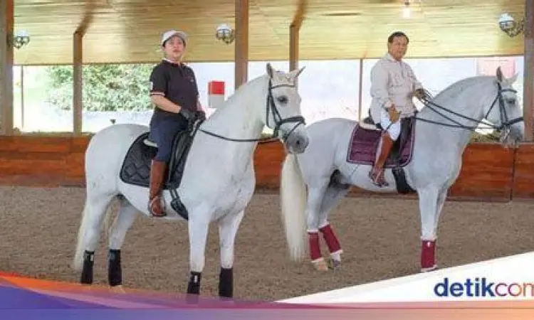 Prabowo Subianto menunggangi kuda di arena latihan Sentul