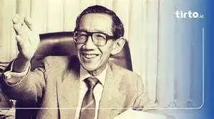 Masa Muda Soemitro Djojohadikusumo Soemitro Djojohadikusumo saat masih muda sebagai ekonom