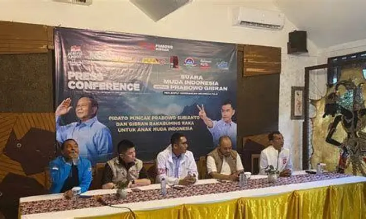 Gibran Rakabuming saat berdiskusi dengan komunitas anak muda