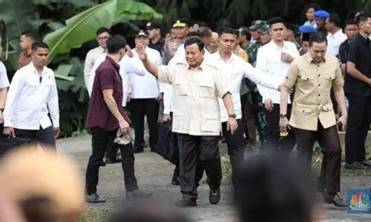 Prabowo Subianto mengenakan kemeja safari coklat khasnya
