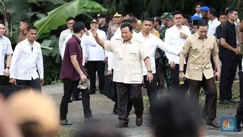 Gaya Ikonik Baju Prabowo Prabowo Subianto mengenakan kemeja safari coklat khasnya