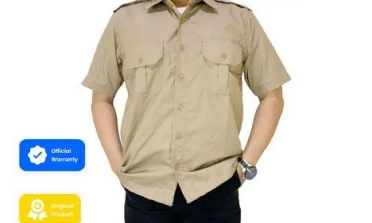 Detail jahitan dan kantong pada kemeja safari coklat pria