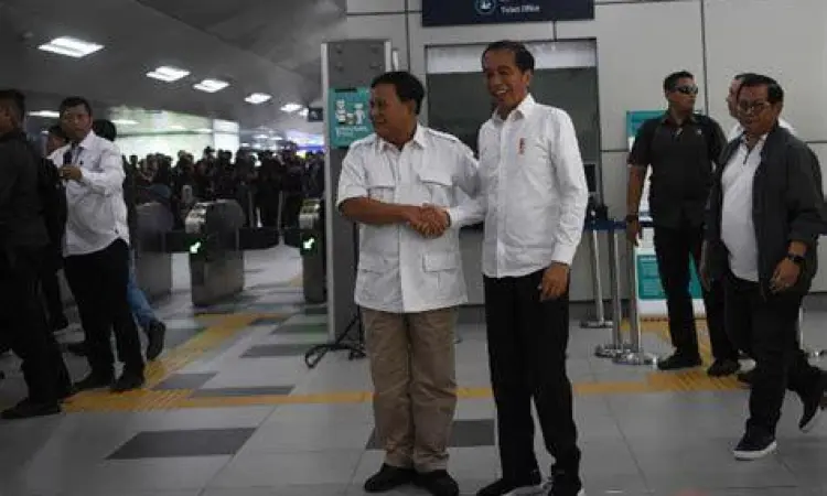 Momen ikonik pertemuan Prabowo dan Jokowi di MRT Lebak Bulus