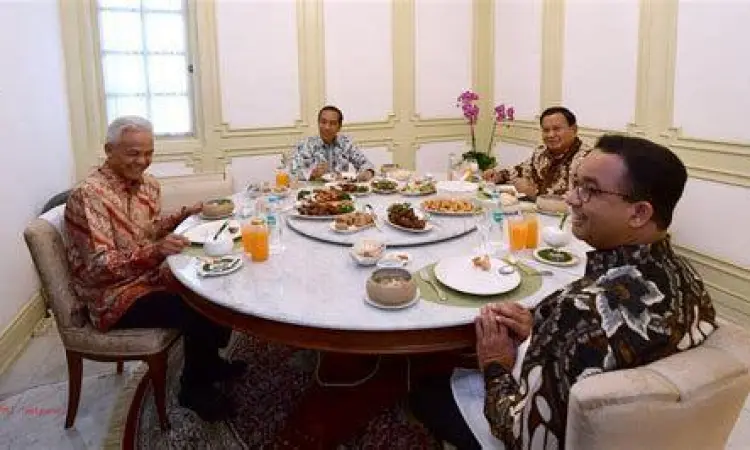 Potret santai makan siang antara Prabowo dan Jokowi