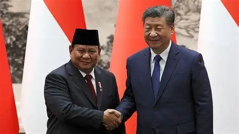 Pertemuan Prabowo dan Xi Jinping Prabowo Subianto dan Xi Jinping bersalaman di Beijing