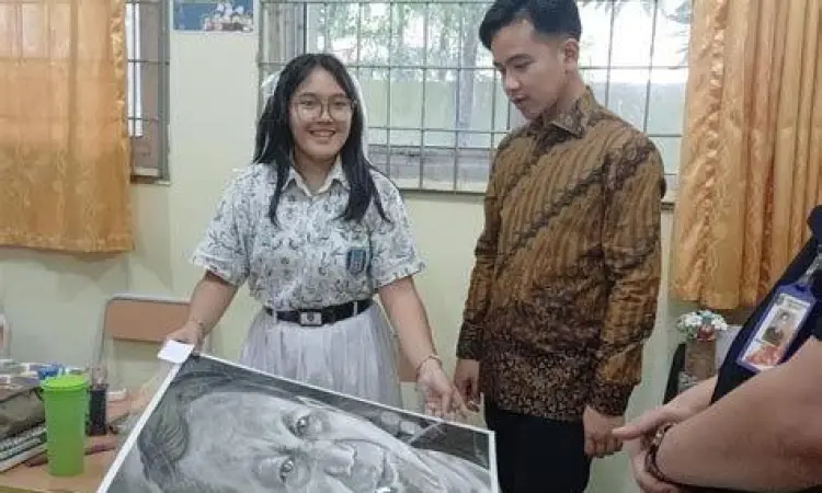 Lukisan wajah Prabowo Subianto di atas kanvas besar