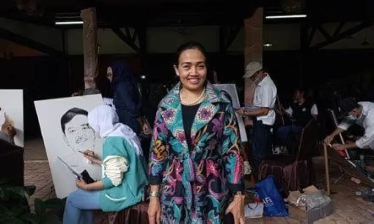 Seorang seniman sedang melukis Prabowo Subianto secara langsung