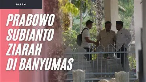 Ziarah Prabowo Subianto Prabowo Subianto berziarah ke makam kakeknya