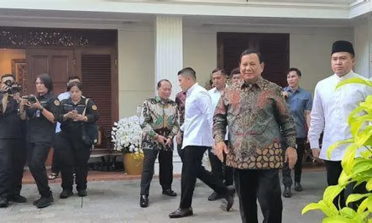 Kertanegara Saat Open House Kerumunan masyarakat di depan rumah Prabowo Kertanegara