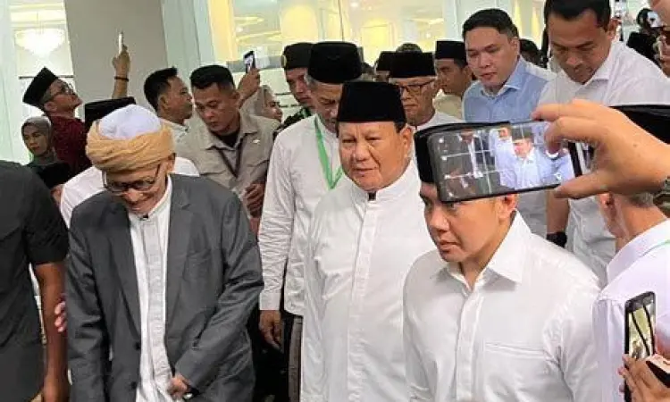 Silaturahmi Tokoh Bangsa Prabowo Subianto bersalaman dengan tokoh nasional
