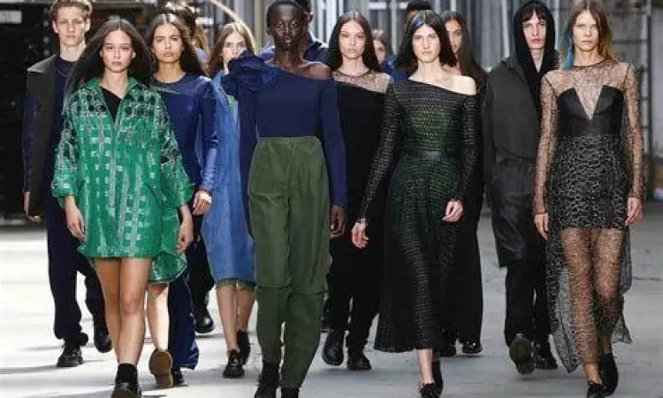 Rancangan busana Didit Hediprasetyo di runway Paris