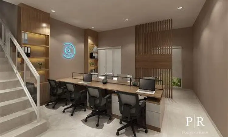 Penataan ruang kantor dengan foto presiden