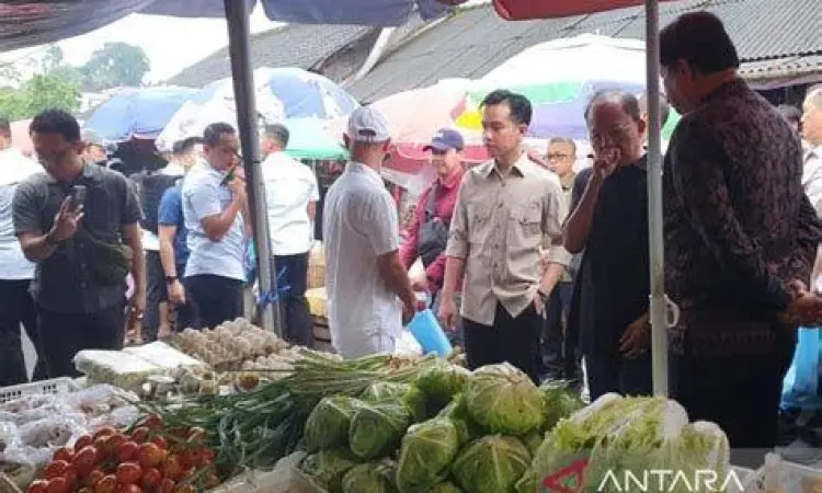Gibran Rakabuming berinteraksi dengan pedagang pasar
