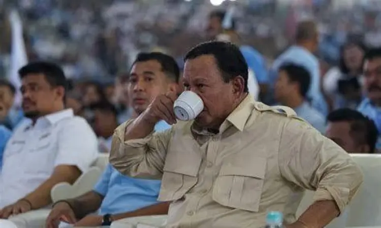 Prabowo Subianto minum kopi di Hambalang