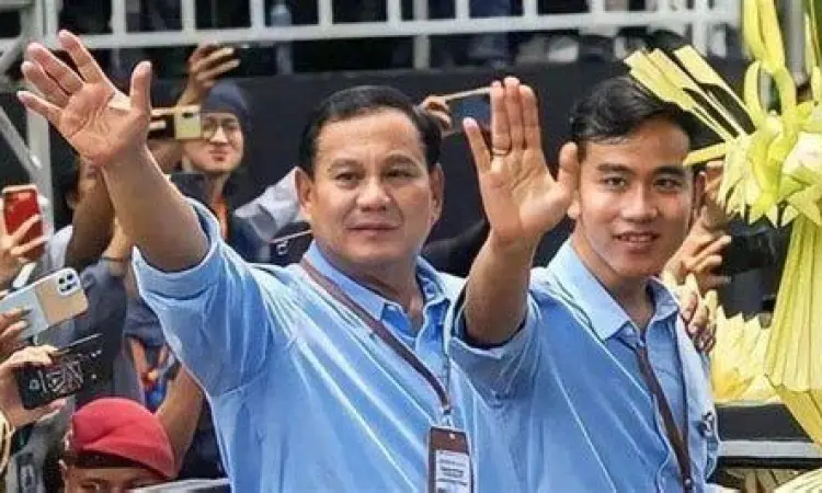 Prabowo dan Gibran menggunakan baju biru