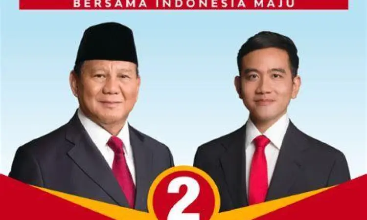 Prabowo dan Gibran berpose dengan jari dua