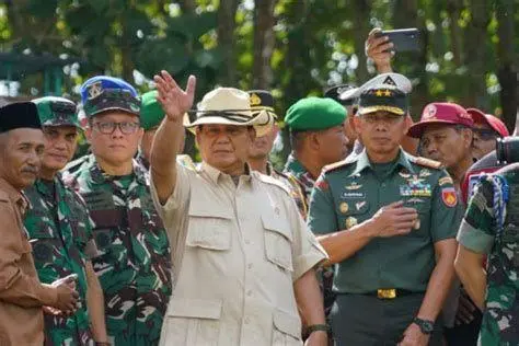 Postur Militer Prabowo Subianto Prabowo Subianto dengan seragam militer lengkap