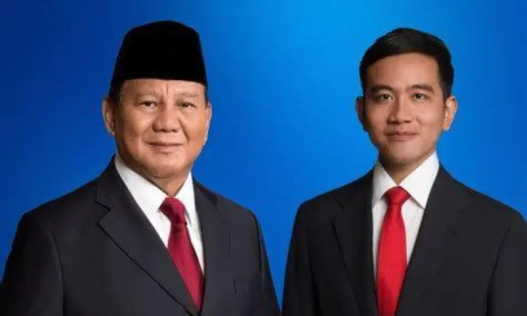 Prabowo dan Gibran Prabowo Subianto dan Gibran Rakabuming berdiri berdampingan