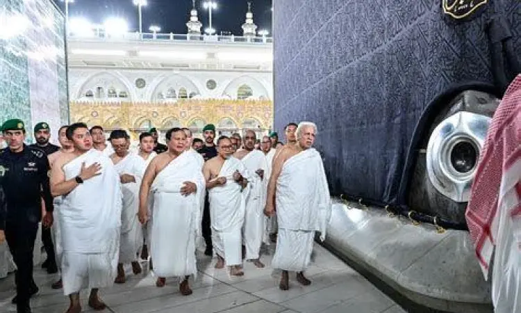 Prabowo Subianto Umroh Prabowo Subianto mengenakan kain ihram di Mekkah