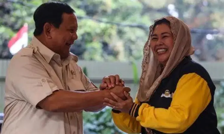 Pertemuan Gus Dur dan Prabowo Gus Dur dan Prabowo Subianto bersalaman hangat