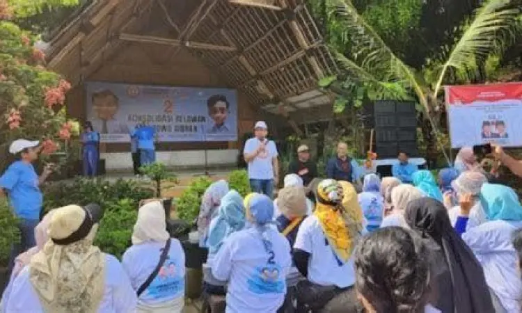relawan prabowo melakukan aksi kreatif di lapangan