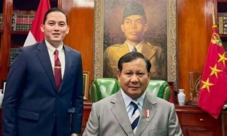 Rizki Irmansyah mengenakan jas formal