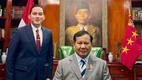 Rizki Irmansyah Rizki Irmansyah mengenakan jas formal