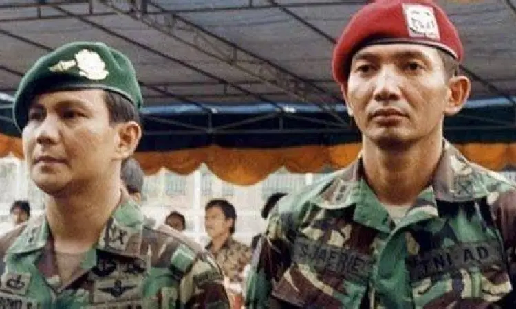 Foto lawas Sjafrie Sjamsoeddin dan Prabowo Subianto saat masih aktif di TNI