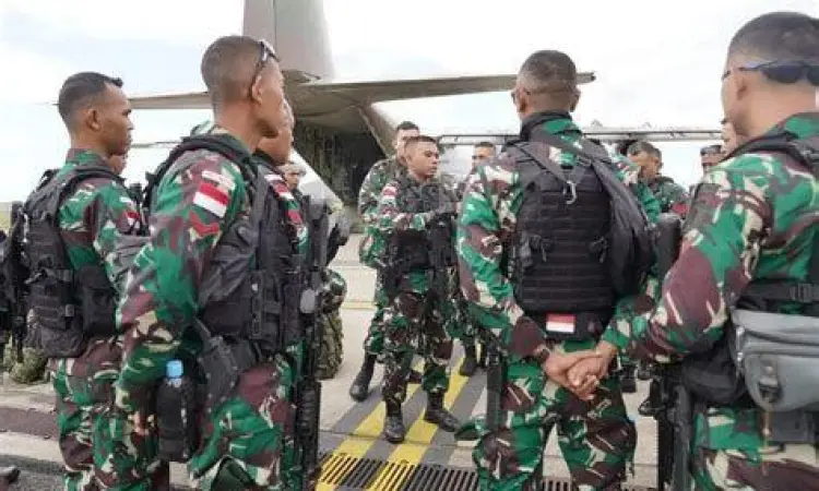 Prajurit TNI melakukan latihan bersama dengan negara sahabat