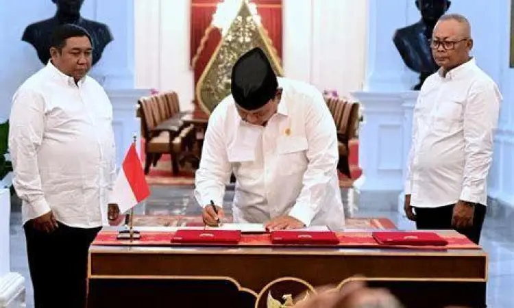 Kegiatan Penandatanganan Dokumen Prabowo Subianto saat menandatangani dokumen kenegaraan