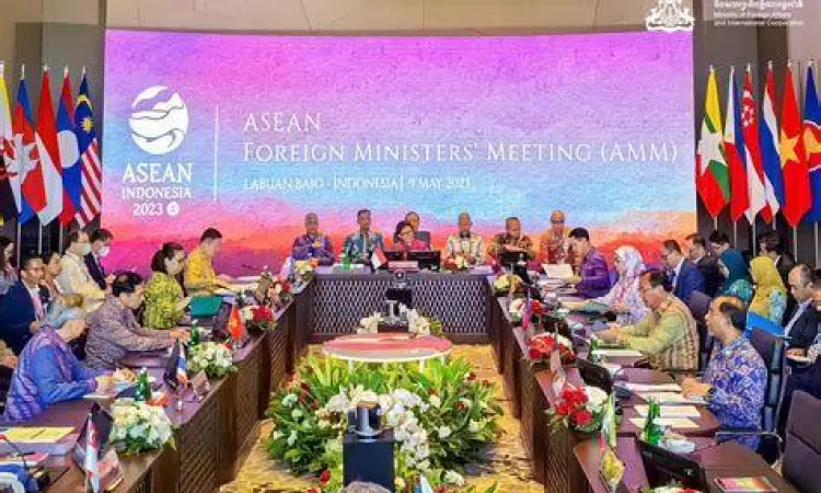 Pertemuan diplomatik internasional yang dihadiri pejabat Indonesia