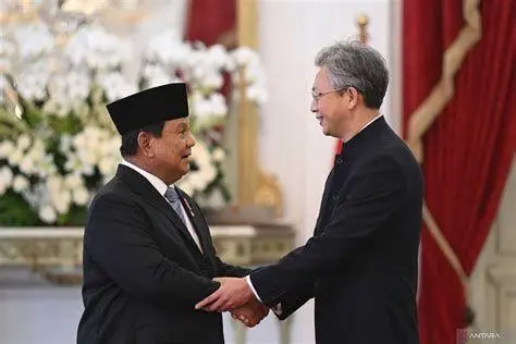 Pertemuan Diplomatik Prabowo Subianto Prabowo Subianto saat melakukan pertemuan diplomatik tingkat tinggi