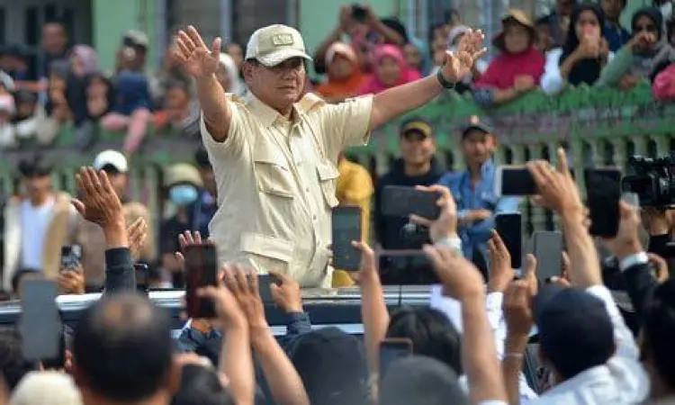 Prabowo Subianto saat berinteraksi dengan warga di daerah