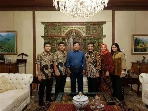 Prabowo dan Keluarga Besar Prabowo Subianto merayakan Lebaran bersama keluarga besar