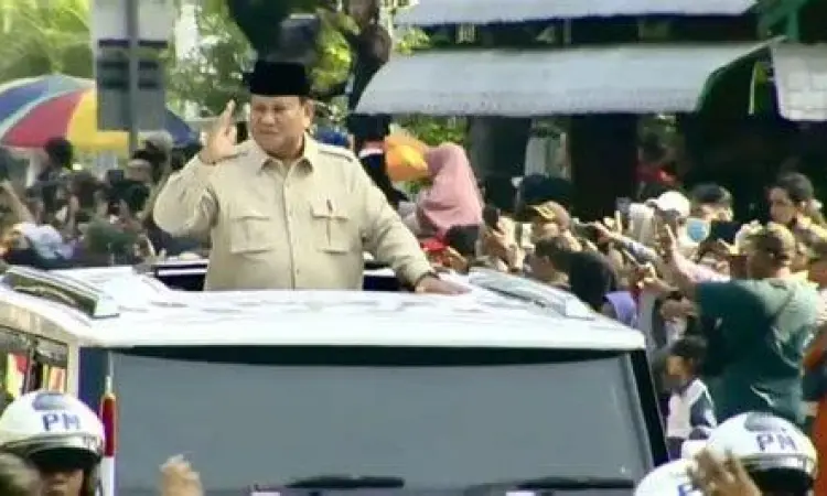 Prabowo Subianto mengenakan kemeja safari krem khas