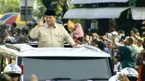 Gaya Safari Ikonik Prabowo Prabowo Subianto mengenakan kemeja safari krem khas