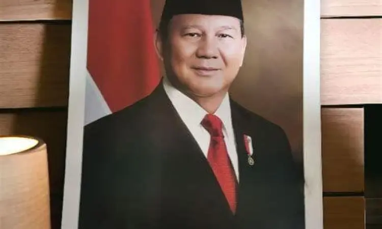Contoh desain poster menggunakan foto Prabowo PNG