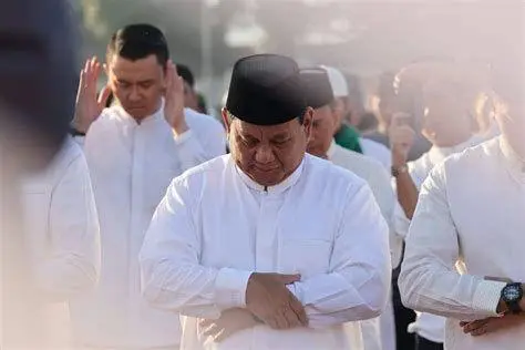Kegiatan Keagamaan Prabowo Subianto Prabowo Subianto menjalankan ibadah sholat Idul Fitri