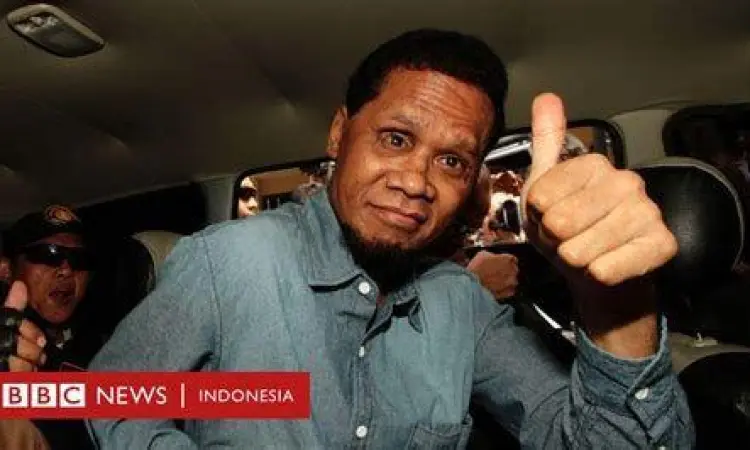 Anggota GRIB Jaya dalam sebuah apel besar